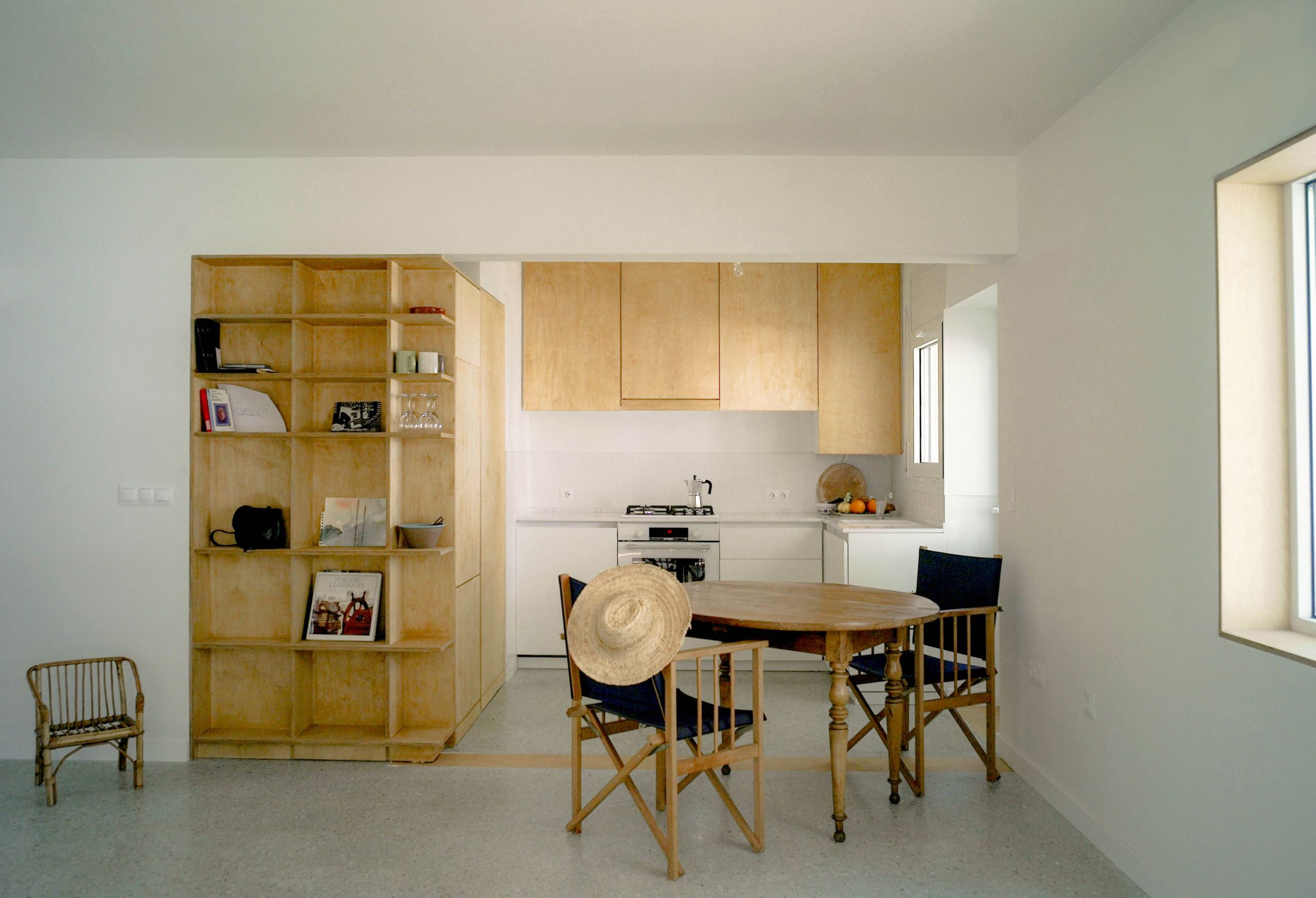 Photographie sur la cuisine de l'appartement. Différents meubles bois
